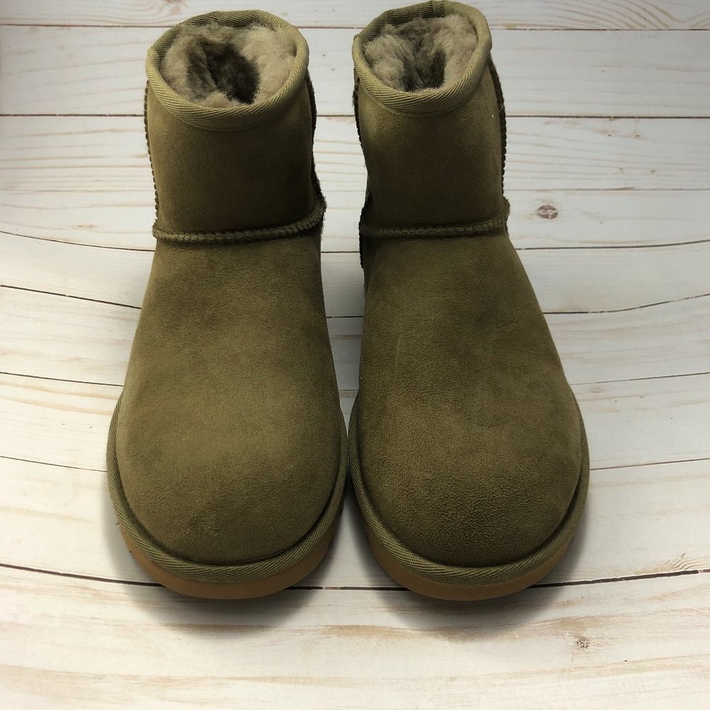 NWOT UGG Womens SZ 7 CLASSIC MINI